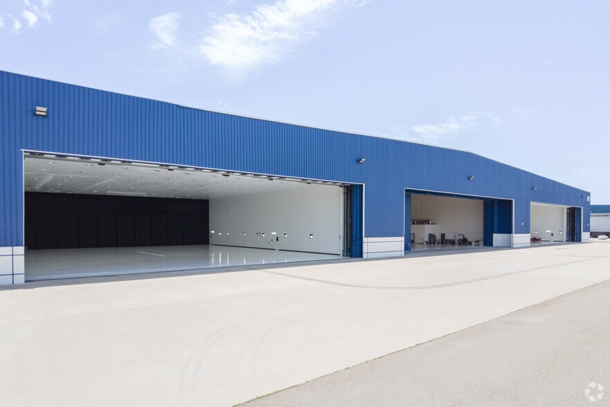 More Photos Of 3495 N Lakewood Blvd, Long Beach Warehouse For Lease