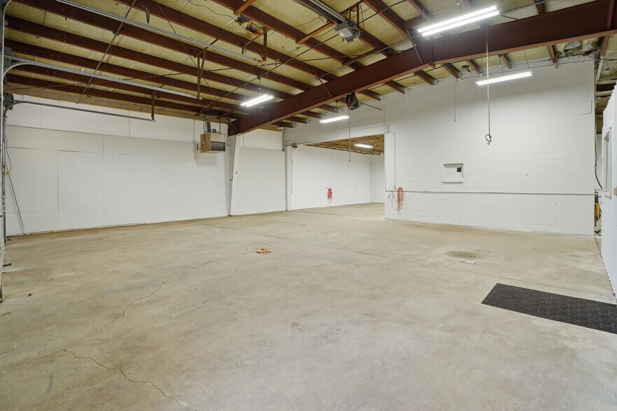 More Photos Of 3499 E Main St, Kalamazoo Auto Repair For Lease