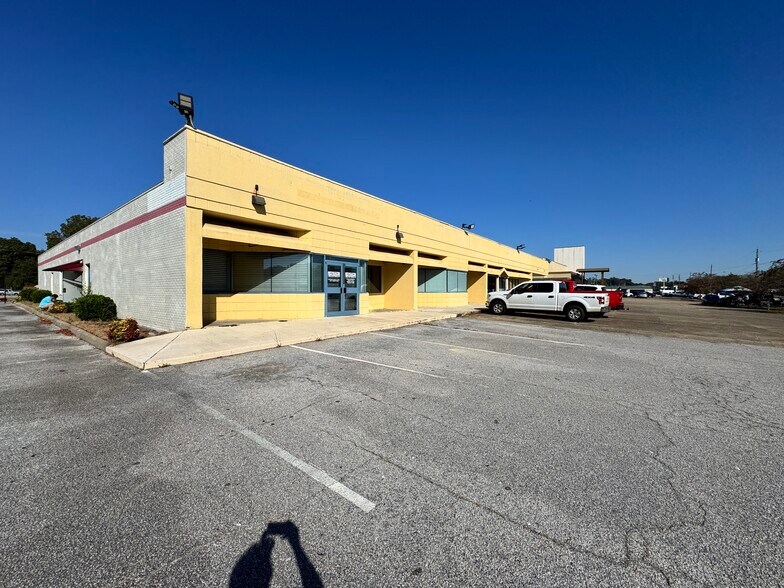 More Photos Of 421 N Gilmer Ave, Lanett General Retail For Sale