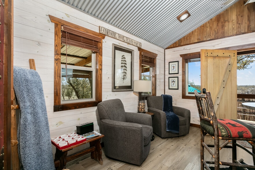 More Photos Of 100 Five Star Trl, Fredericksburg Hotel For Sale