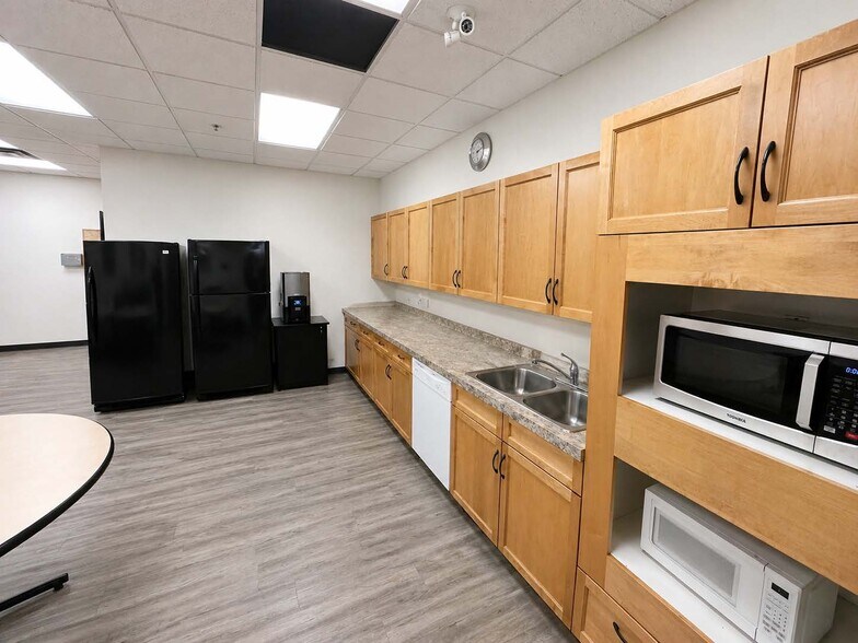 More Photos Of 3953 112th Ave SE, Calgary Showroom For Lease