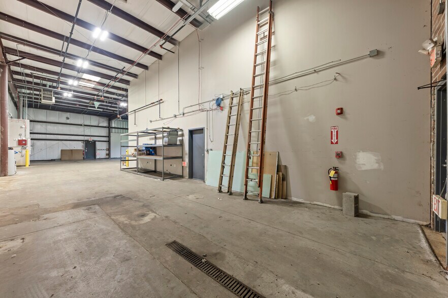 More Photos Of 25553 Wolf's Crossing Rd, Plainfield Warehouse For Lease