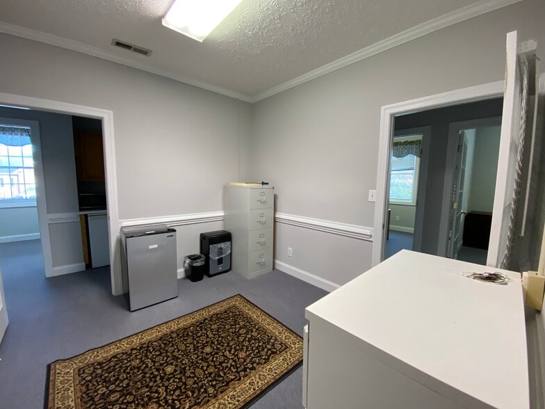 More Photos Of 2944 Breezewood Ave, Fayetteville Office For Lease