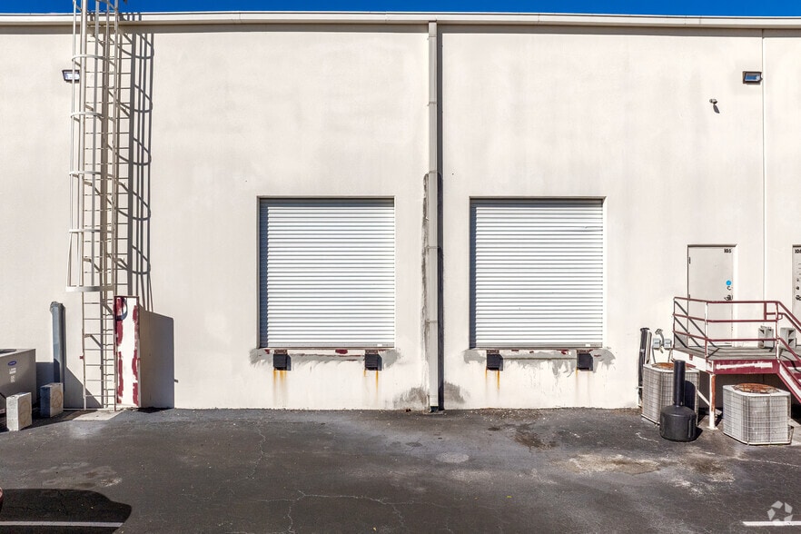 More Photos Of 7507 Kingspointe Pkwy, Orlando Unknown For Lease