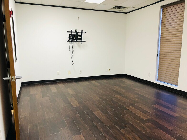 More Photos Of 2105 Jackson St, Houston Office For Lease