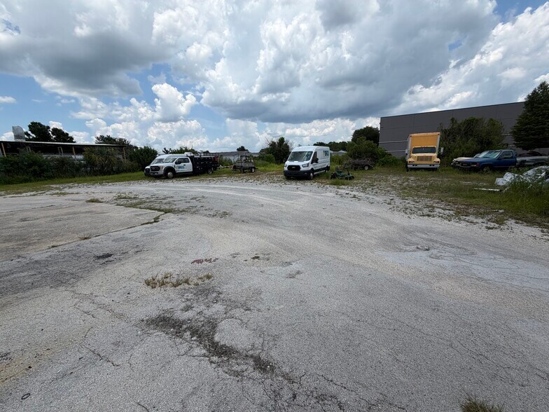 More Photos Of 325 Dane Ln, Longwood Warehouse For Lease