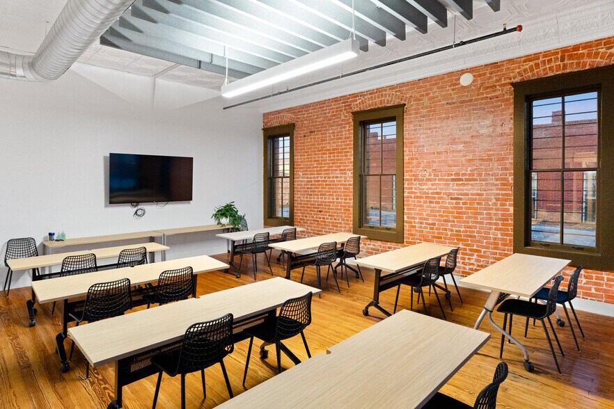 More Photos Of 119 W San Antonio St, Lockhart Storefront Retail Office For Sale