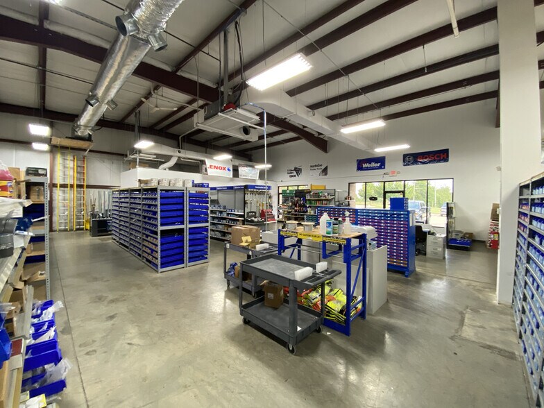 More Photos Of 380 E State Highway CC, Nixa Warehouse For Lease