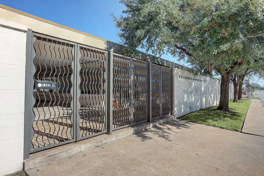 More Photos Of 7305 Navigation Blvd, Houston Office For Sale