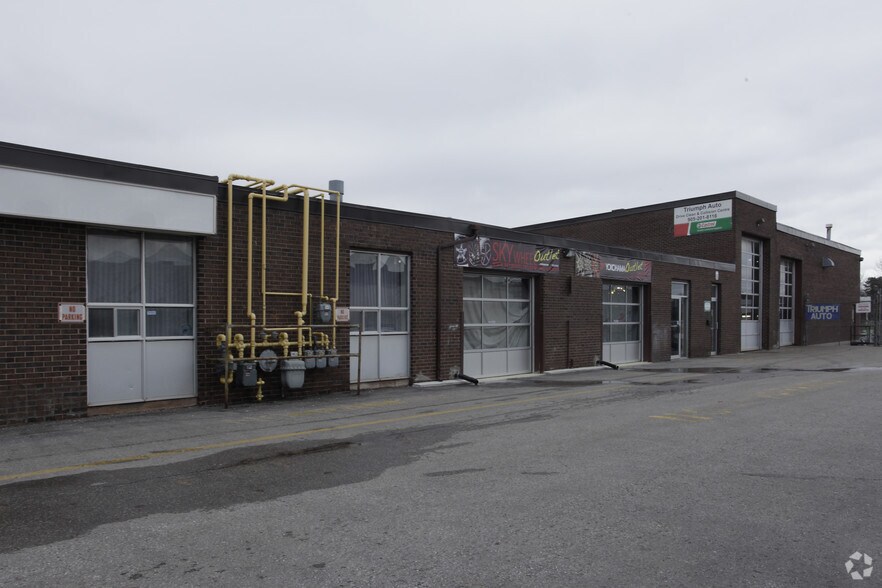 More Photos Of 7 Heritage Rd, Markham Warehouse For Lease