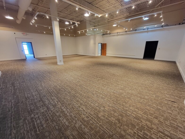 More Photos Of 2101-2120 W 41st St, Sioux Falls General Retail For Lease