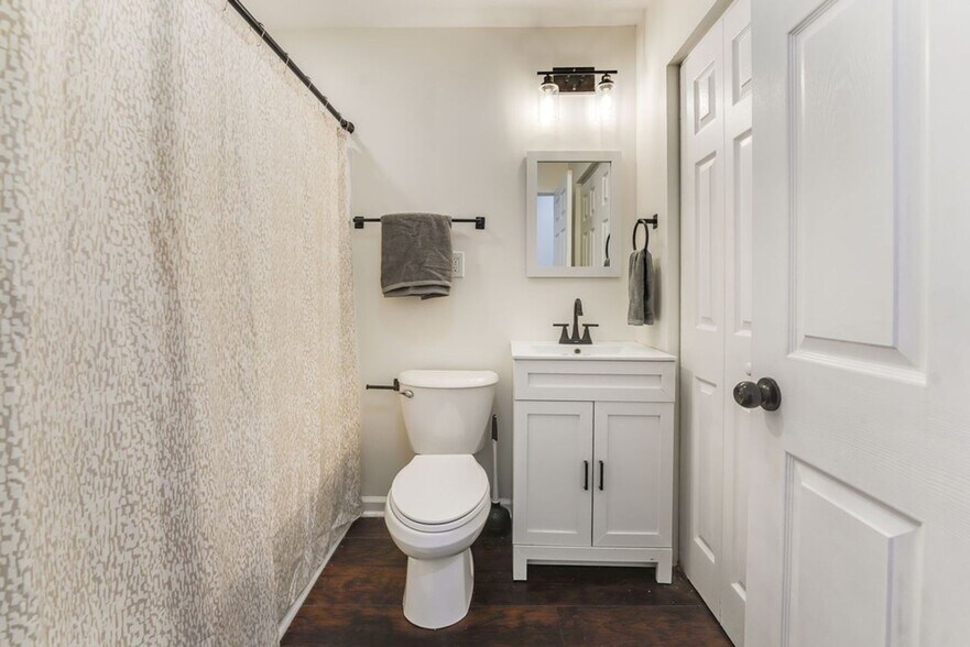 More Photos Of 2550 Broadway St, New Albany Apartments For Sale