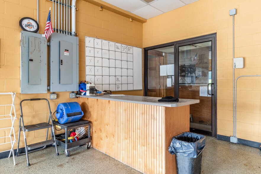 More Photos Of 2415 Maple Ave, Zanesville General Retail For Sale