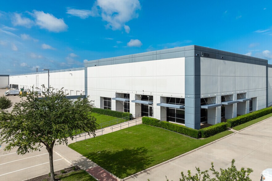 More Photos Of 15124 Grand River Rd, Fort Worth Distribution For Lease