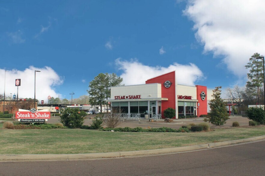 More Photos Of 300 Riverwind Dr, Pearl Restaurant For Sale