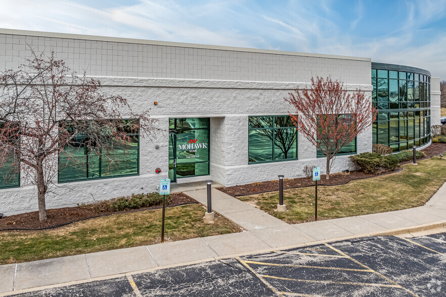 Primary Photo Of W165 N5815 Ridgewood Dr, Menomonee Falls Showroom For Lease