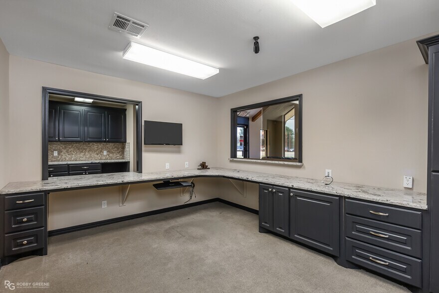 More Photos Of 2118 Airline Dr, Bossier City Office For Lease