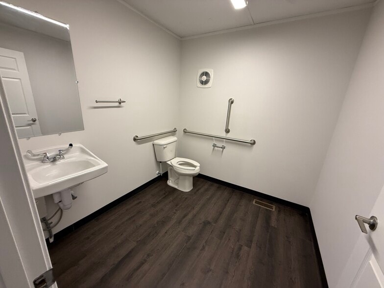 More Photos Of 327 S Pearl St, Rocky Mount Office For Lease