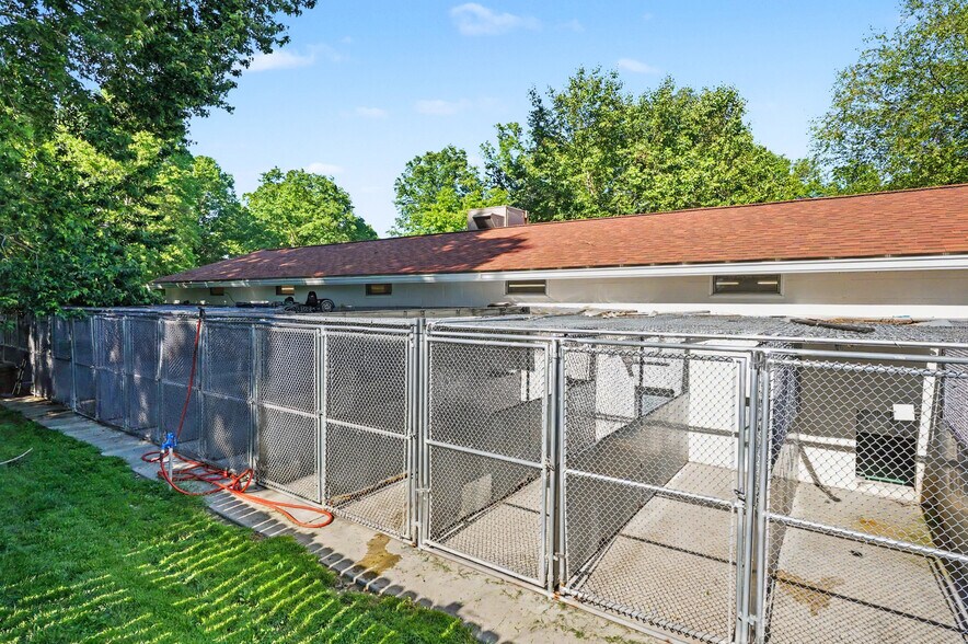 More Photos Of 4250 Herr Fieldhouse Rd, Southington Veterinarian Kennel For Sale