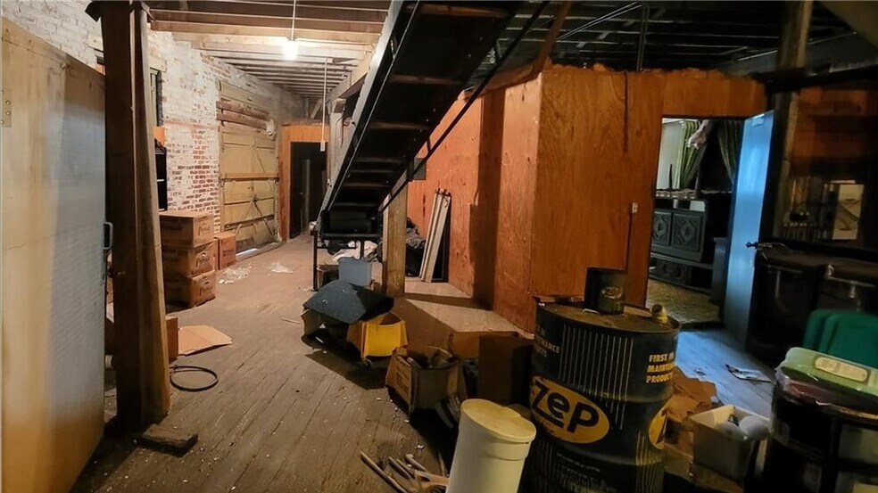 More Photos Of 512 Monroe st, Iola Loft Creative Space For Sale