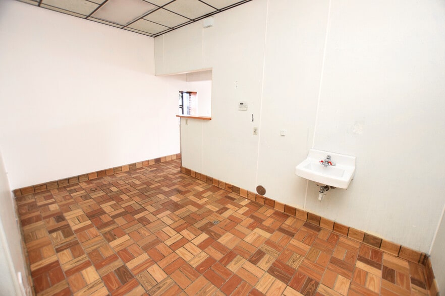 More Photos Of 1344-1358 E Bristol Rd, Burton Freestanding For Lease