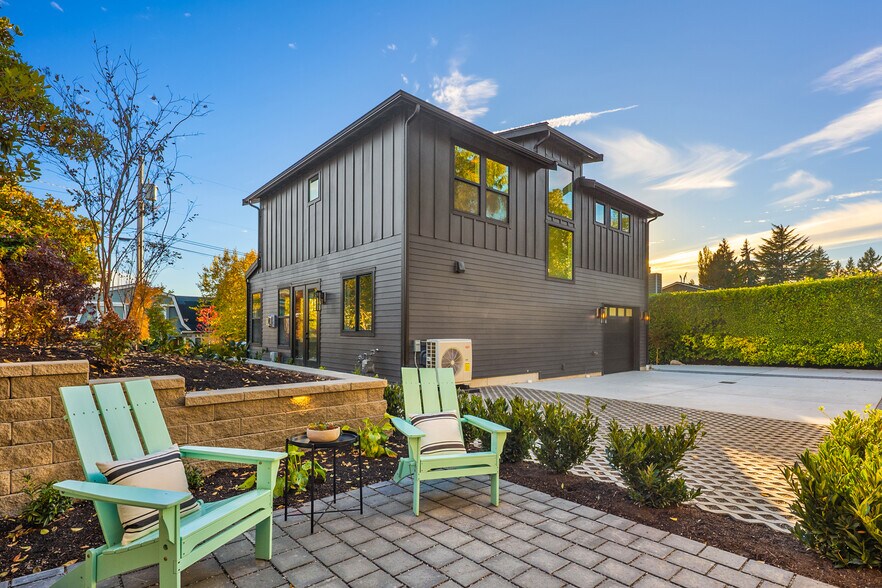 More Photos Of 636 11th Ave, Kirkland Apartments For Sale