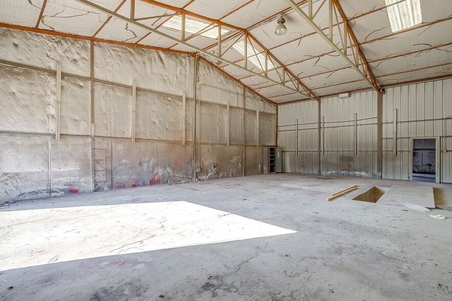 More Photos Of 3545 N Main St, Cleburne Industrial For Lease