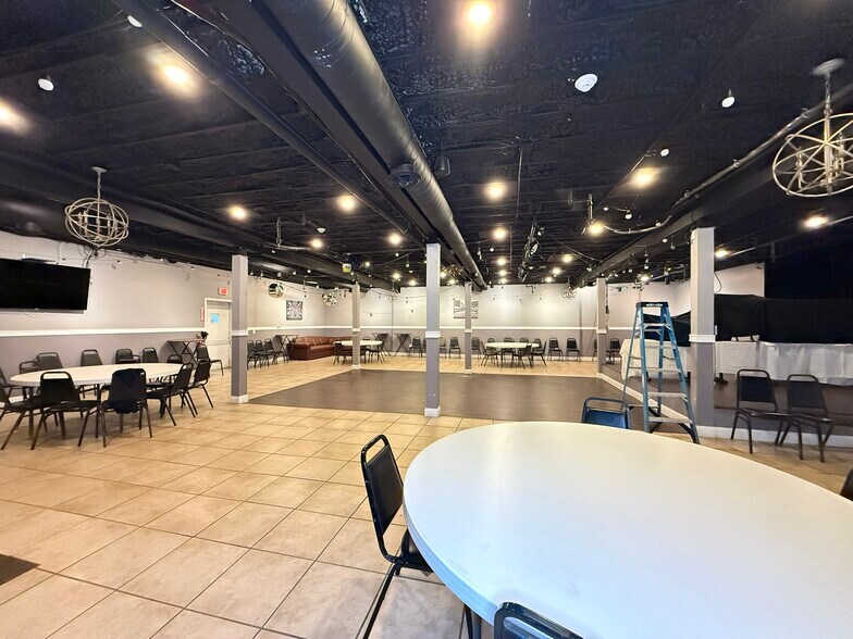 More Photos Of 7240-7286 Oswego Rd, Liverpool Restaurant For Sale