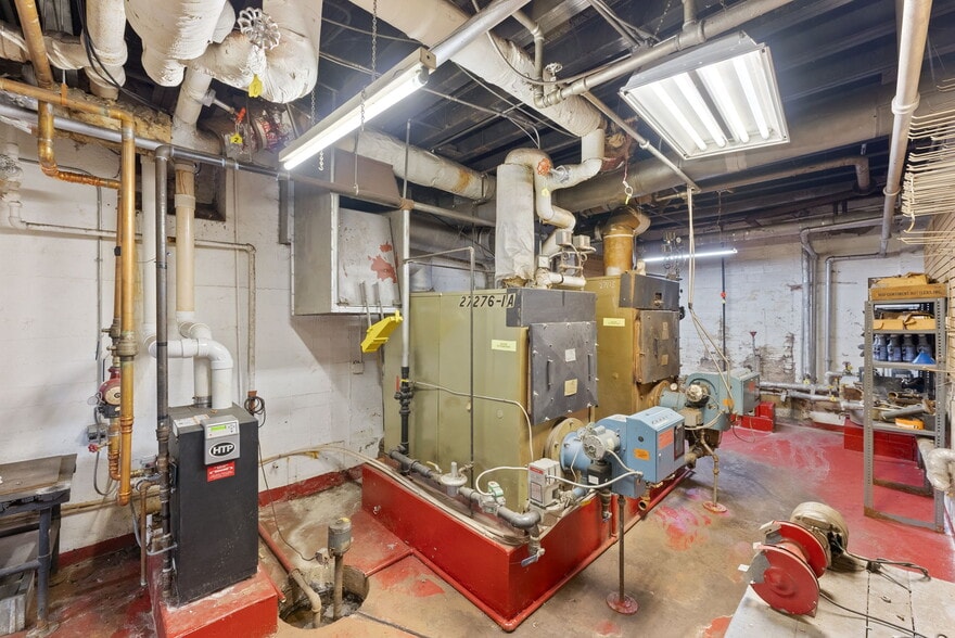 More Photos Of 36 W 4th St, Dubuque Hotel For Sale