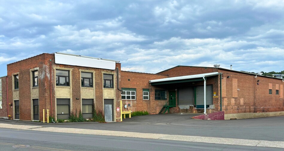 More Photos Of 225 E Aurora St, Waterbury Warehouse For Lease