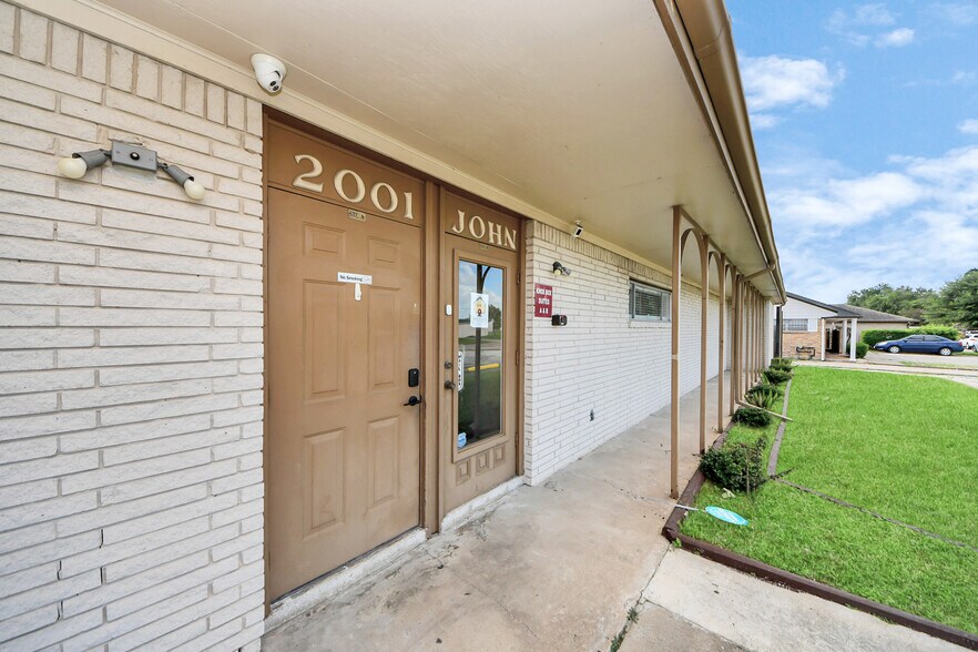 More Photos Of 2001 John St, Pasadena Office For Sale