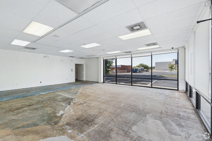 More Photos Of 1309-1323 W Pipeline Rd, Hurst General Retail For Sale