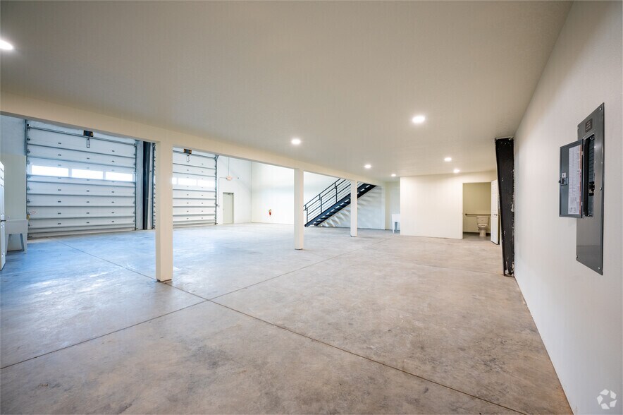 More Photos Of 4061 Thomas St, Oxford Unknown For Lease