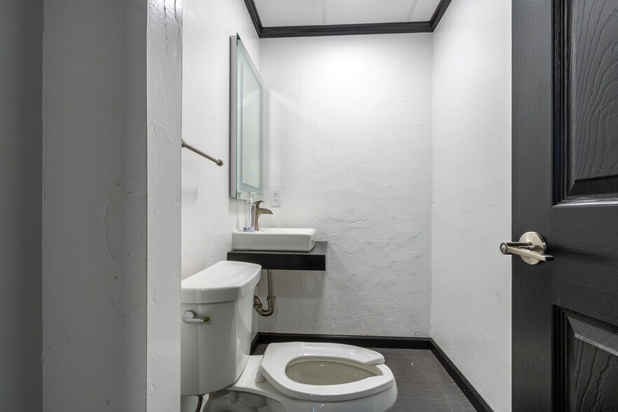 More Photos Of 1724 NE 2nd St, Gainesville Light Manufacturing For Sale