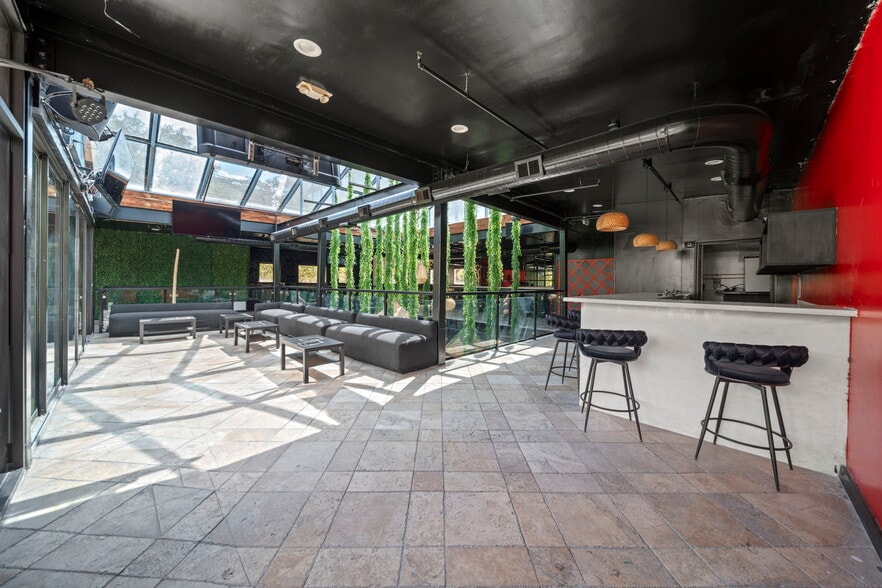 More Photos Of 1916 Baldwin St, Houston Bar For Lease
