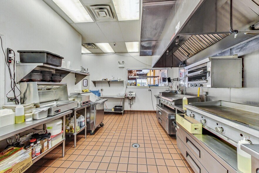 More Photos Of 1359 N Milwaukee Ave, Chicago Restaurant For Sale