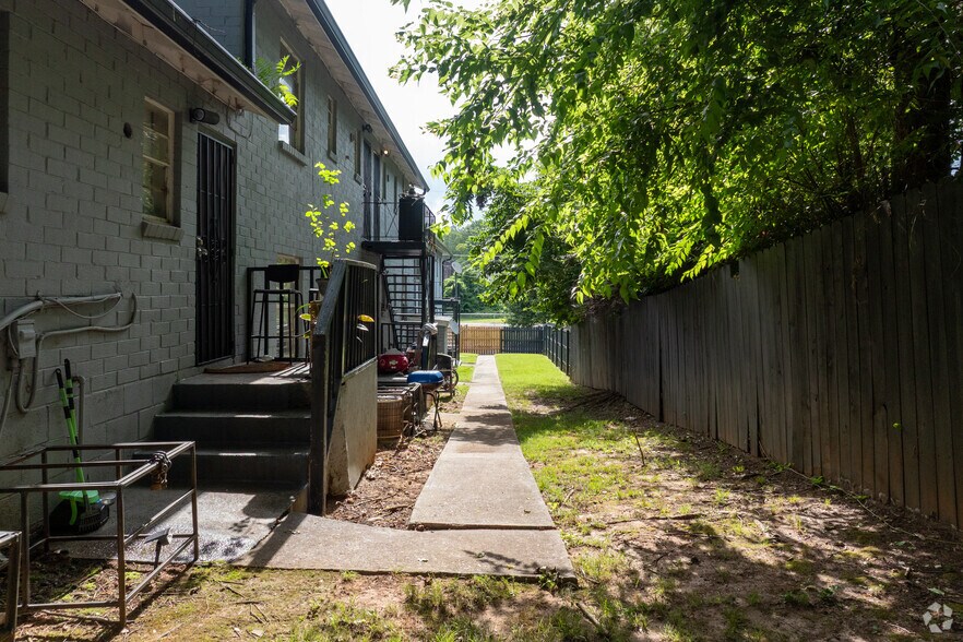 More Photos Of 20 Griffin St, Atlanta Multifamily For Sale