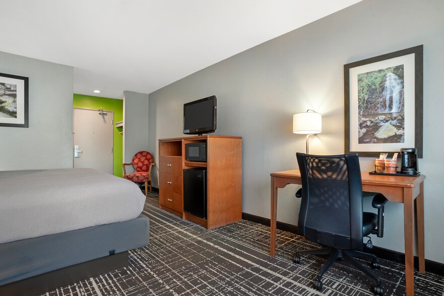 More Photos Of 707 Key Dr, Birmingham Hotel For Sale