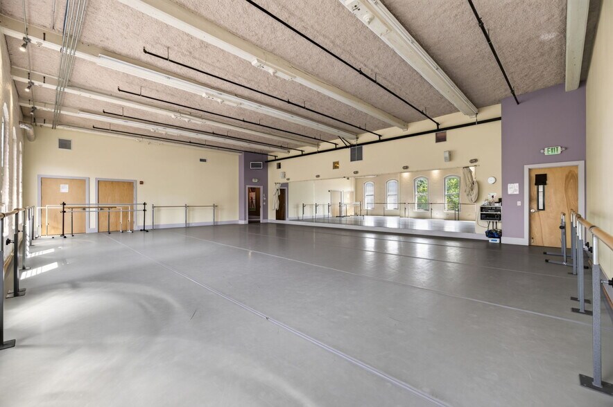 More Photos Of 420 Park St, Housatonic Flex For Sale