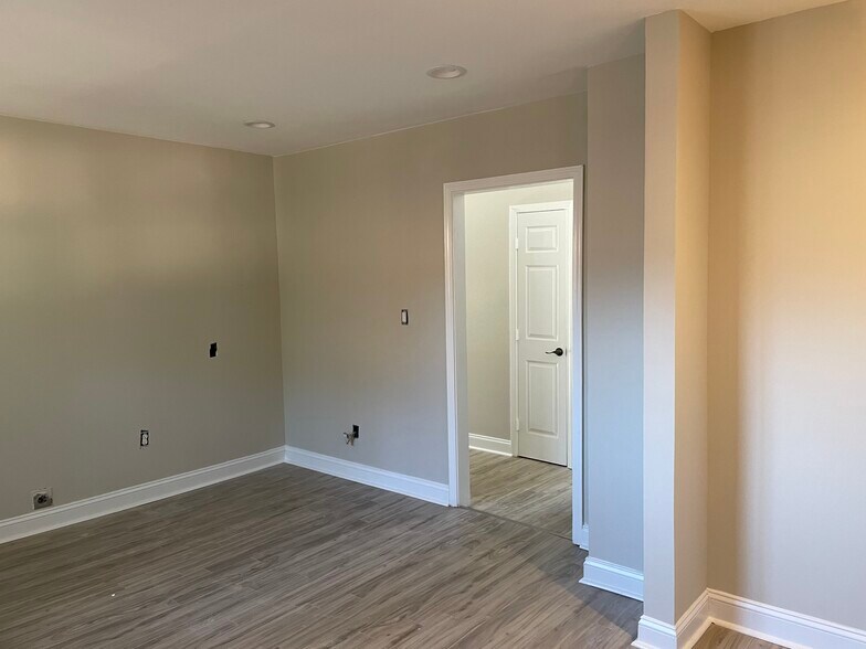 More Photos Of 1508 Remount Rd, Charlotte Showroom For Lease