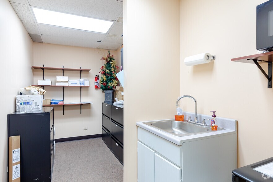 More Photos Of 799 Roosevelt Rd, Glen Ellyn Office For Lease