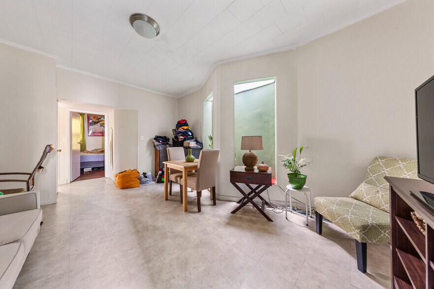 More Photos Of 6930 Myrtle Ave, Glendale General Retail For Sale