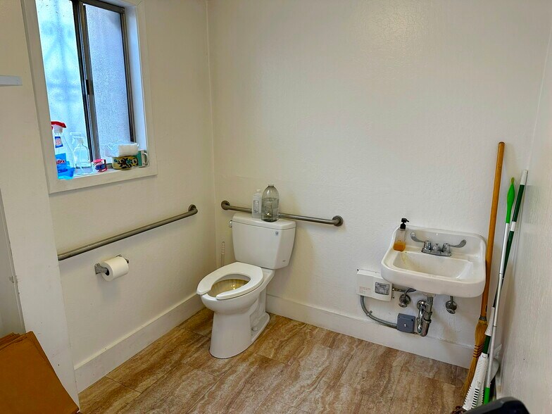 More Photos Of 301-315 Valencia St, San Francisco Storefront Retail Office For Lease