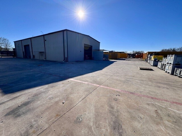 More Photos Of 2158 Pansy St, Pasadena Light Distribution For Lease