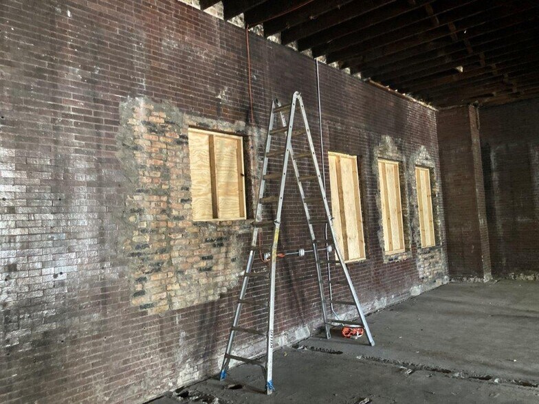 More Photos Of 4837 N Lipps Ave, Chicago Bar For Lease