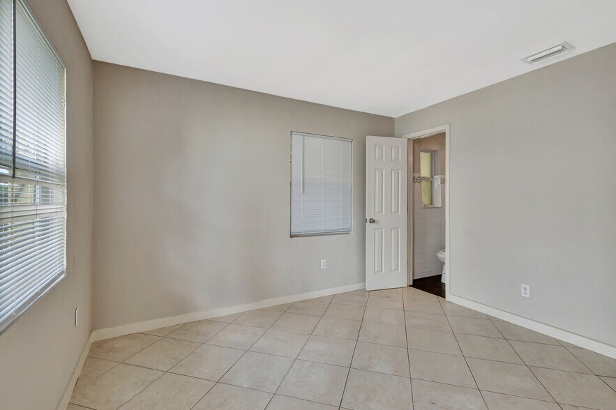 More Photos Of 832 S J St, Lake Worth Beach Multifamily For Sale