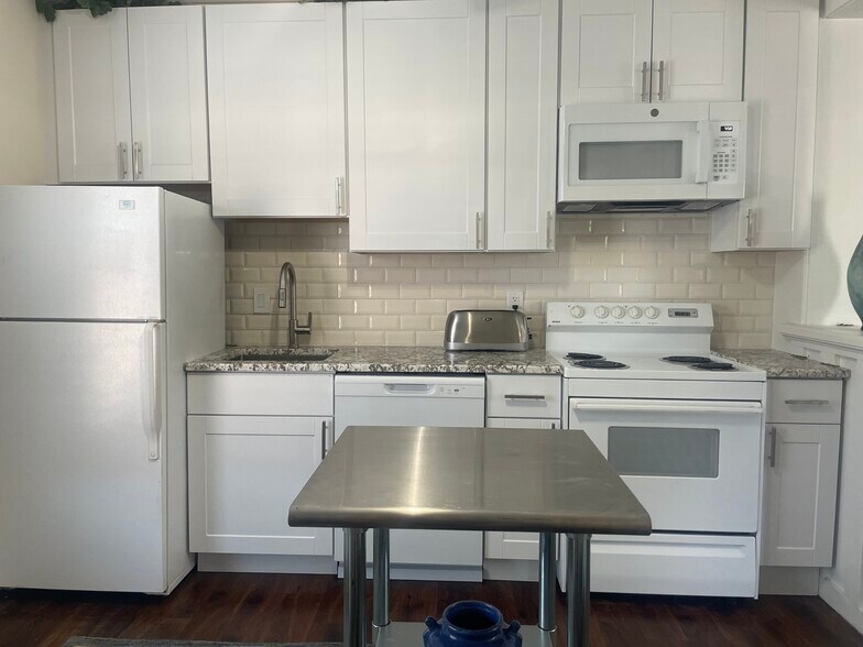 More Photos Of 11058 Shook Rd, Romulus Office Residential For Sale