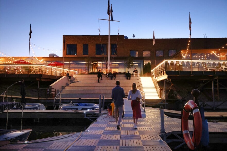 More Photos Of 3057 N Rockwell St, Chicago Storefront Retail Office For Lease