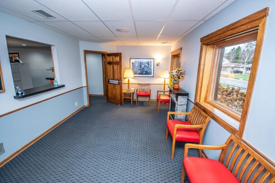 More Photos Of 1305 Chestnut St, West Bend Medical For Lease
