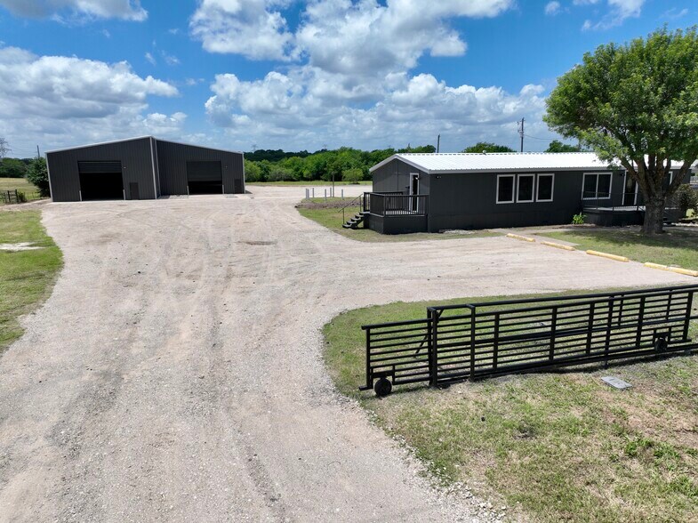 More Photos Of 4528 S Interstate 35, Alvarado Warehouse For Lease